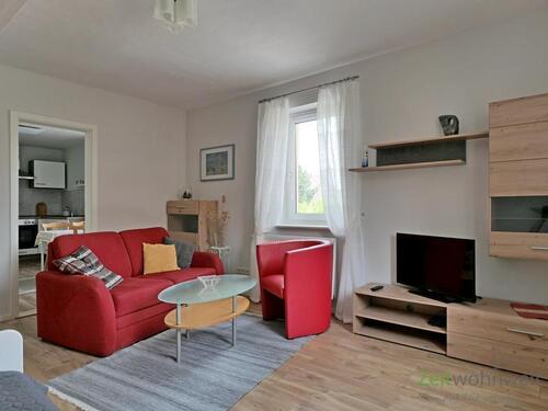 Sofa und TV im Wohnzimmer - (EF0916_M) Jena: Isserstedt, neu möbliertes Apartment im 1. OG, WLAN, PKW-Stellplatz, Balkon