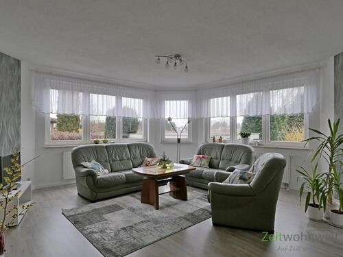 Sofagruppe im Runderker - 2 Zimmer Etagenwohnung zur Miete in Neukirchen/Erzgeb.