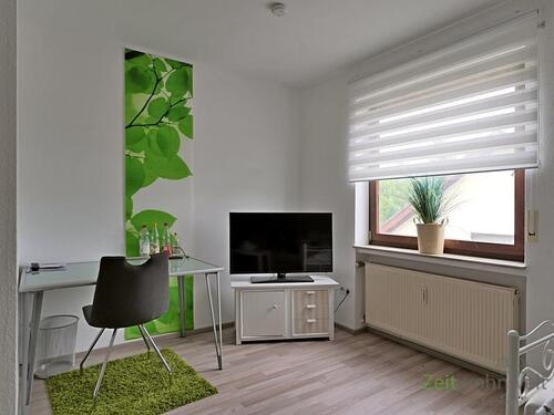 Schreibtisch und TV - (EF0875_M) Kassel-Stadt: Nordshausen, preiswerte möblierte 2-Zimmer-Wohnung, WLAN inklusive, ruhige Wohnlage