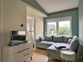 Wohnzimmer mit TV - (EF1283_M) Magdeburg: Ottersleben, Erstbezug in neu sanierte und neu möblierte Wohnung mit Klimaanlage und Terrasse