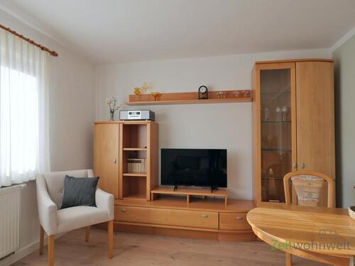Schrankwand und TV im Wohnzimmer - 2 Zimmer Etagenwohnung zur Miete in Dresden