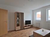 Blick zu Schrankwand und TV - (EF1221_M) Halle: Trotha, helle, neu möblierte 3-Zimmer-Wohnung mit Waschmaschine, WLAN und PKW-Stellplatz