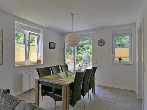 Esstisch vor dem Terrassenausgang - (EF1038_M) Kassel-Stadt: Bad Wilhelmshöhe, Bezug in neu möblierte Haushälfte mit Terrasse, Reinigungsservice