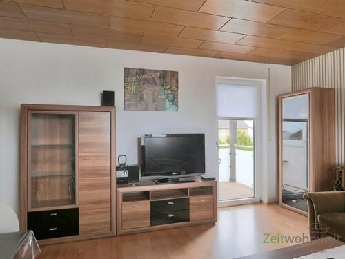 Blick zu TV und Balkon - 2 Zimmer Etagenwohnung zur Miete in Kassel