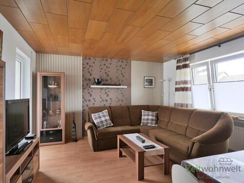 Blick ins Wohnzimmer - (EF1258_M) Kassel-Stadt: PhilippinenhofWarteberg, ruhige möblierte Wohnung mit Holzvertäfelung und Balkon