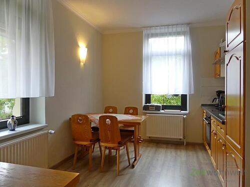 Esstisch und Einbauküche - 