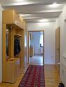 Wohnungsflur mit Garderobe - 