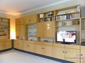 große Schrankwand und TV - 2 Zimmer Etagenwohnung in Langebrück