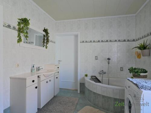 Waschtisch und Eckwanne - 