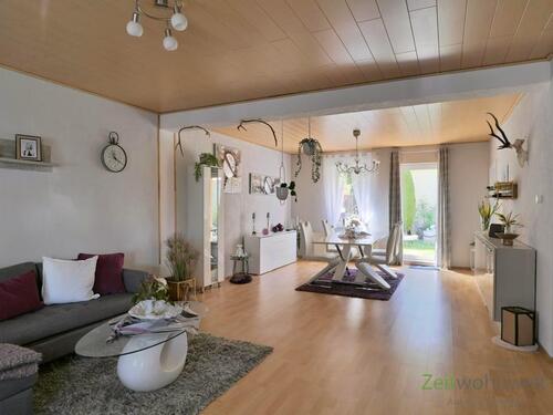 Blick ins Wohnzimmer - 2 Zimmer Etagenwohnung in Barleben