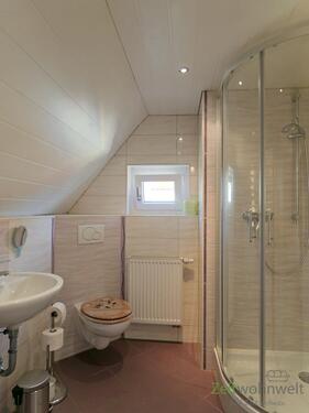 Bad mit Dusche - 