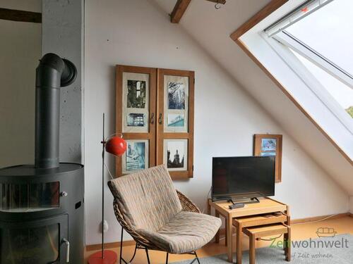 Blick zu Kamin und TV - 2 Zimmer Etagenwohnung zur Miete in Dresden