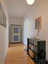Wohnungsflur mit Garderobe - 