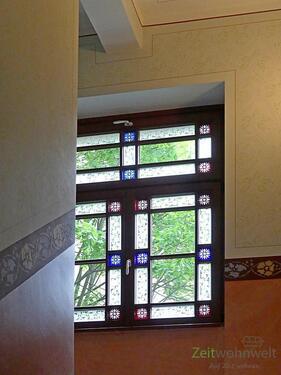 bunte Fenster im Treppenhaus - 