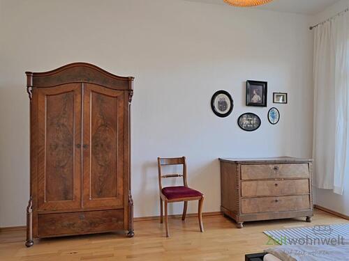 Kleiderschrank und Kommode - 