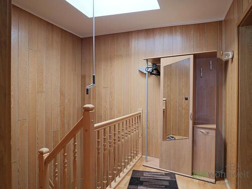 Treppenaufgang mit Flurgarderobe - 