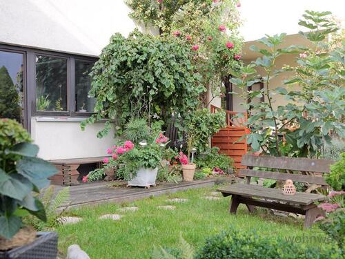 Gartenbereich mit Bank - 