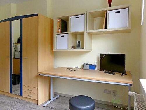 Schreibtisch mit TV - 1 Zimmer Etagenwohnung zur Miete in Meiningen