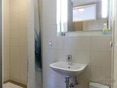 Duschbad-Blick zu Waschbecken und Dusche - Etagenwohnung mit 26,30 m&sup2; in Erfurt zur Miete