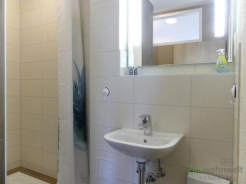 Duschbad-Blick zu Waschbecken und Dusche - Etagenwohnung mit 26,30 m&sup2; in Erfurt zur Miete