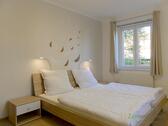 Doppelbett im Schlafzimmer - 