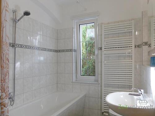 helles Bad mit Wanne - 