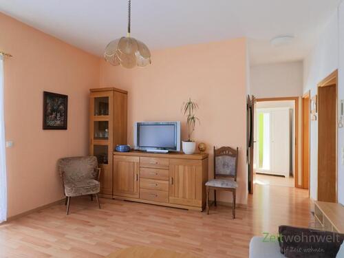 Blick zu Schrankwand und TV - (EF0441_M) Arnstadt: Amt Wachsenburg, möblierte 3-Zimmer-Wohnung mit Balkon, Stellplatz, WLAN und Reinigungsservice