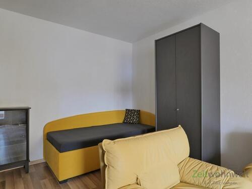 Blick zu Bett und Kleiderschrank - Etagenwohnung mit 34,48 m&sup2; in Dresden zur Miete