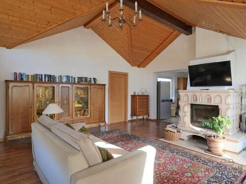 Sofa, TV und Kamin - 4 Zimmer Etagenwohnung in Baunatal