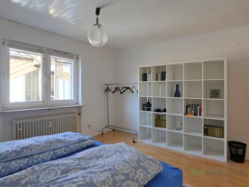 Kleiderstange und Regalwand - 