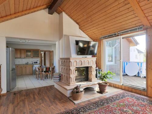 Blick zu Küche, Kamin, Balkon - Etagenwohnung mit 100,00 m&sup2; in Baunatal zur Miete