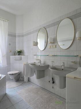 zwei Waschbecken und WC - 