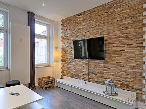 holzverklinkerte Wand mit TV - 2 Zimmer Etagenwohnung zur Miete in Erfurt