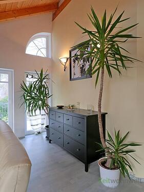 Sideboard und Ausgang zum hinteren Balkon - 