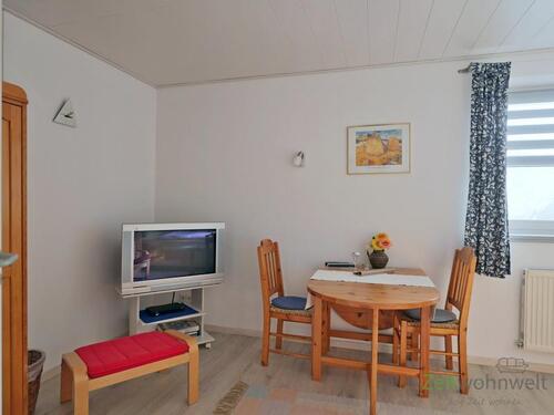 Esstisch, TV und Kleiderschrank - 1 Zimmer Etagenwohnung in Schlüchtern