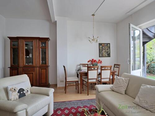 Vitrine und Esstisch - 