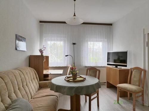 Wohnzimmer mit TV - (EF1375_M) Dresden: Großzschachwitz, möblierte Altbauwohnung mit zwei Schlafzimmern