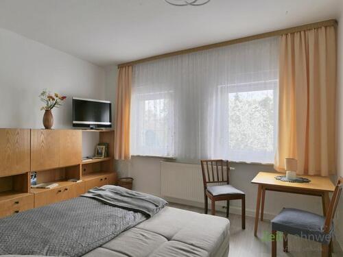 Blick zu TV und Tisch - 