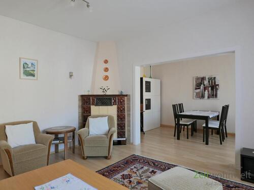 Sessel und Kachelofen - 2 Zimmer Etagenwohnung in Ilmenau