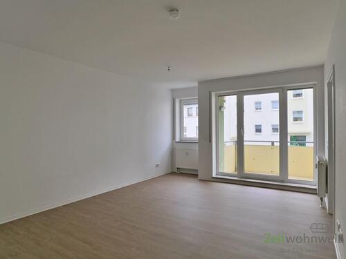 Wohnzimmer mit Balkon - 
