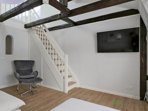 Innentreppe und TV - 2 Zimmer Etagenwohnung in Dresden