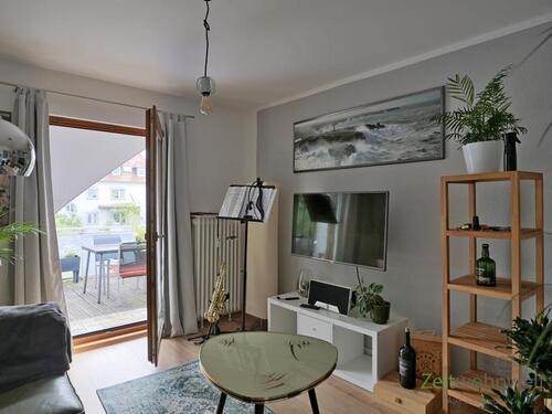 Blick ins Wohnzimmer - (EF1063_M) Kassel-Stadt: Kirchditmold, preiswerte möblierte Dachgeschosswohnung mit Balkon in ruhiger Randlage