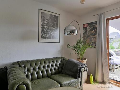 Sofa am Balkonausgang - 2 Zimmer Etagenwohnung zur Miete in Kassel