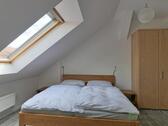 breites Bett und Kleiderschrank - 