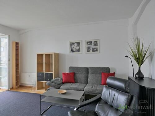 Sessel, Sofa und Sideboards - 2 Zimmer Etagenwohnung in Dresden