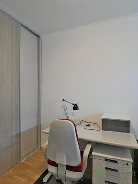 Kleiderschrank und Schreibtisch - 