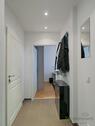 Wohnungsflur mit Garderobe - 