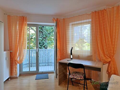 Schreibtisch vor dem Balkon - 1 Zimmer Etagenwohnung in Dresden