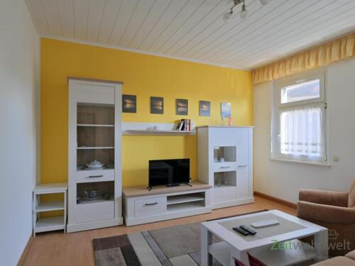 Schrankwand und TV - 2 Zimmer Etagenwohnung zur Miete in Halle (Saale)