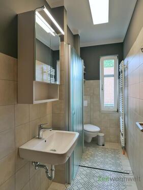 modernes Bad mit Glas-Faltdusche - 